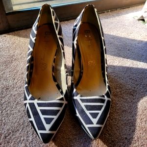 Geometric black and white thicker heel pumps